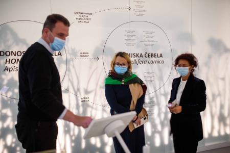 Hišo kranjske čebele-Apilab obiskala državna sekretarka mag. Monika Kirbiš Rojs 2